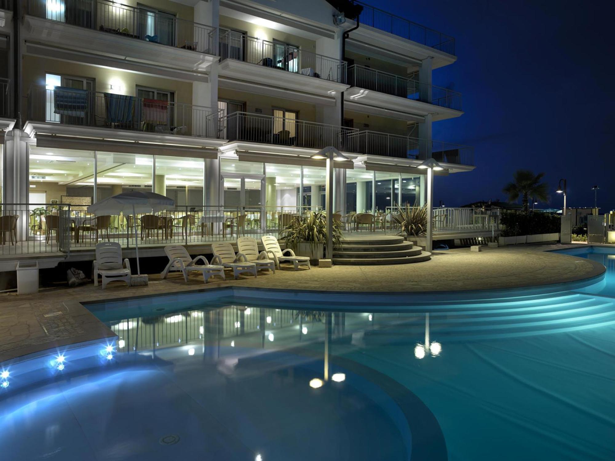Casa Del Mar Aparthotel Roseto Degli Abruzzi Exterior photo